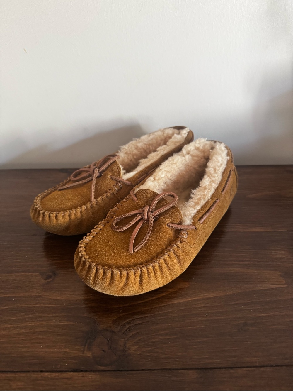 UGG Little Kids size 1 Chestnut Moccasin Slippers with Cream Shearling